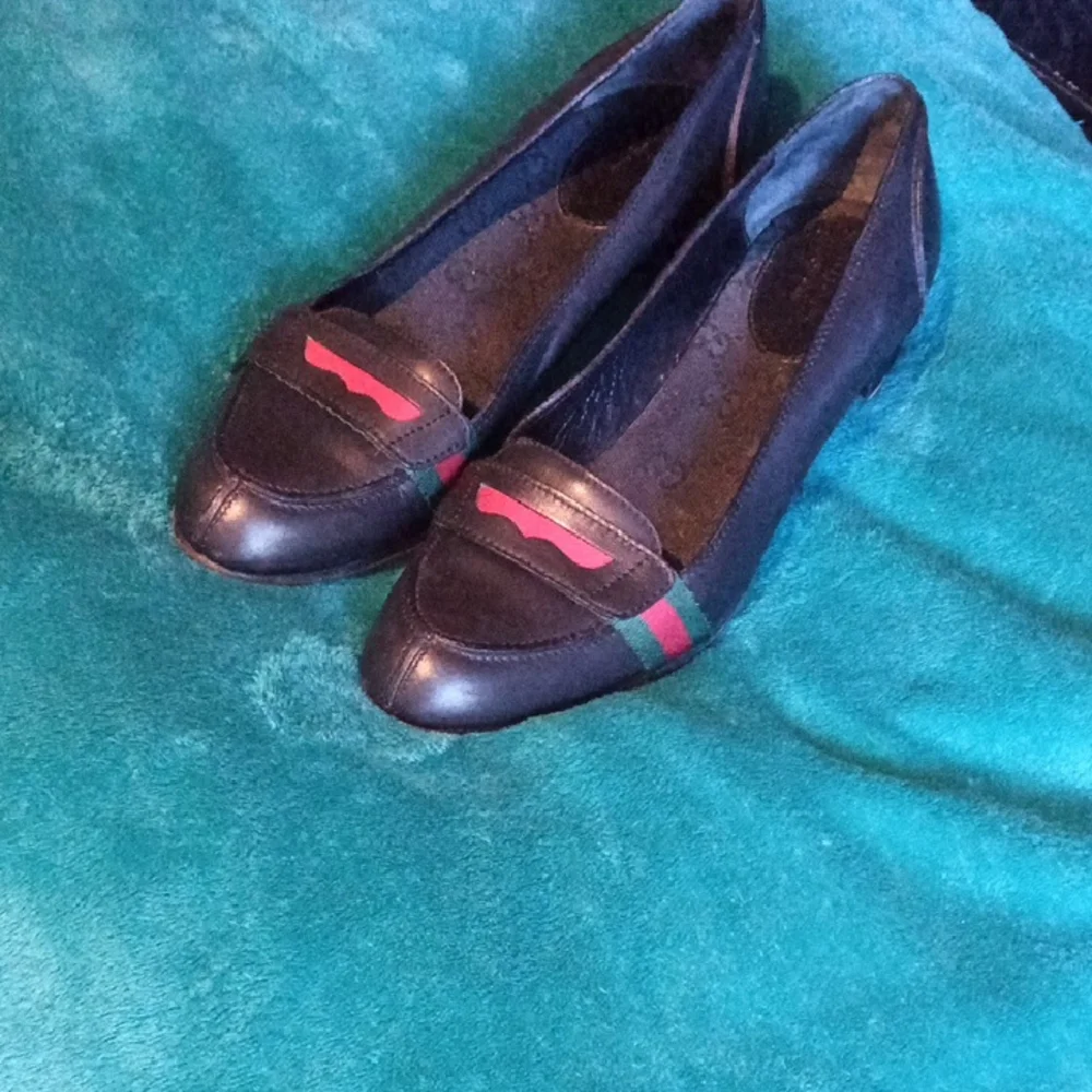 Gucci Black Leather Flats with Red and Green Accent 7.5